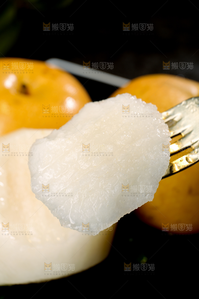 叉子上放着秋月梨果肉
