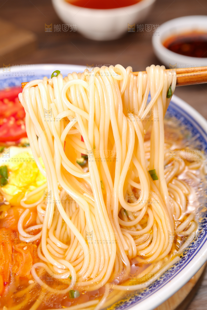 筷子夹着东北冷面