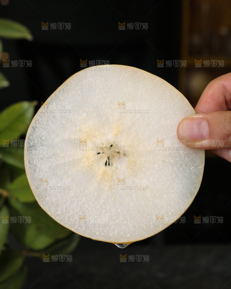 手里拿着切片的秋月梨