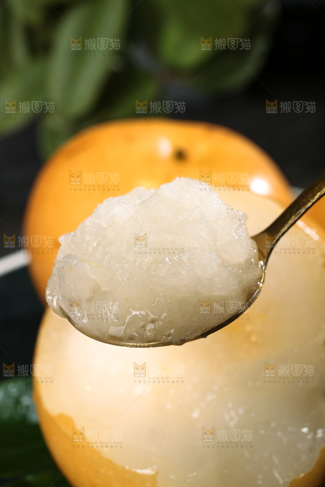 勺子上放着秋月梨果肉