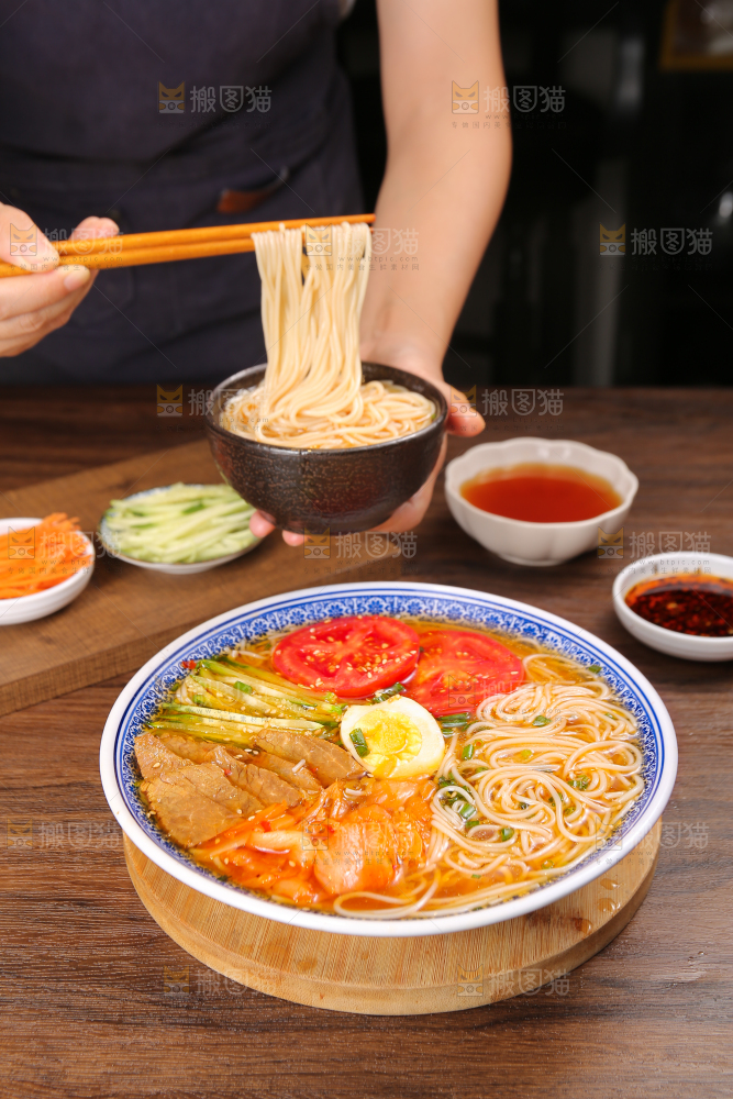 筷子夹着东北冷面