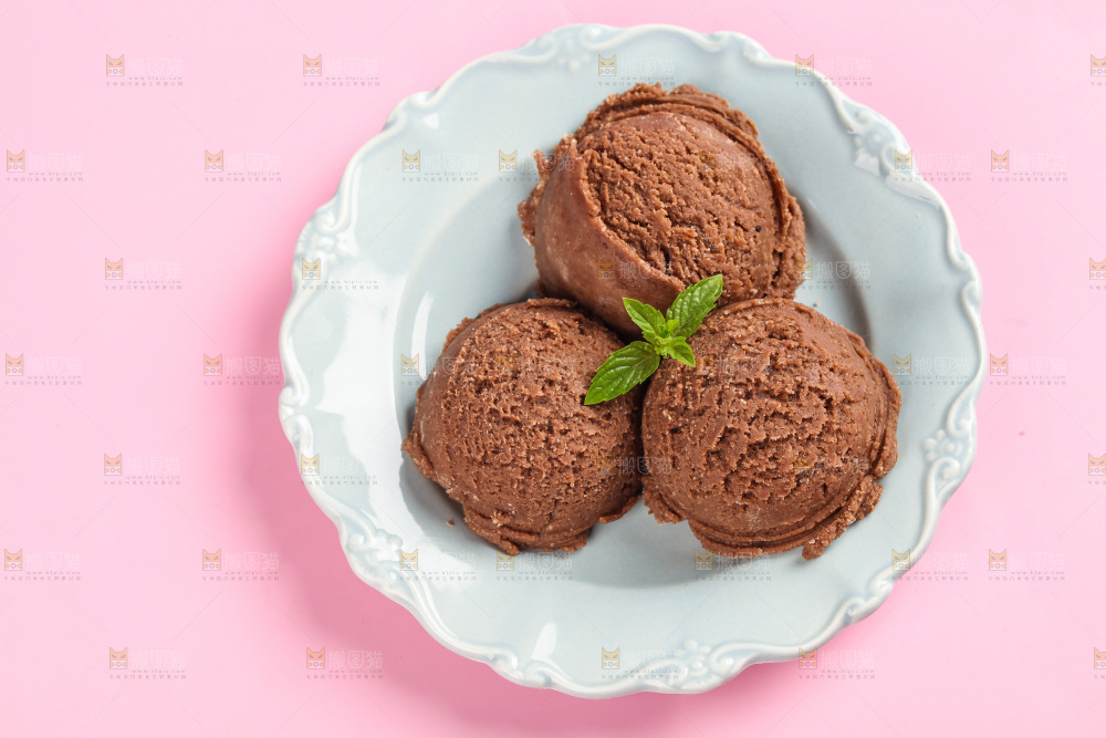 盘子里的奶油冰淇淋