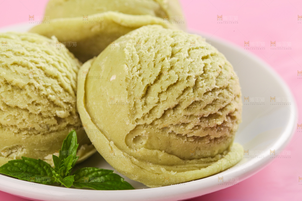 盘子里的抹茶冰淇淋