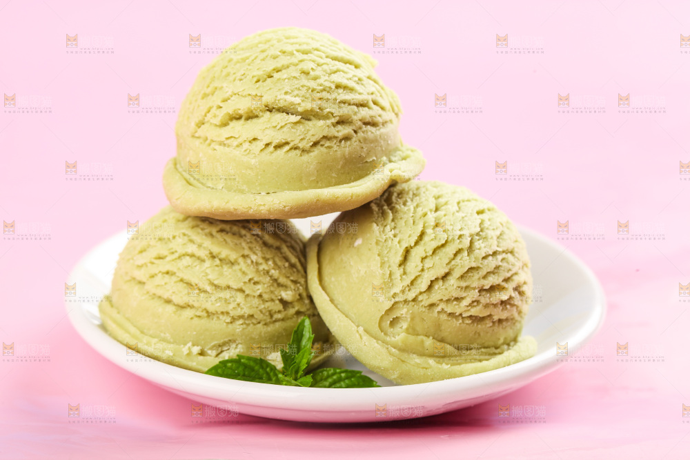 盘子里的抹茶冰淇淋