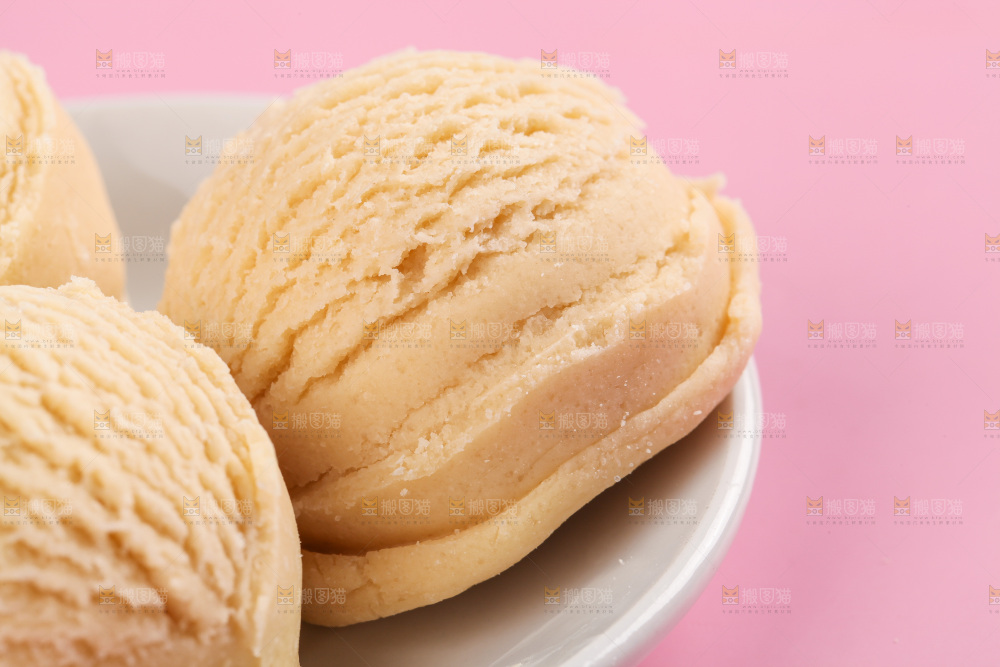 盘子里的冰淇淋球
