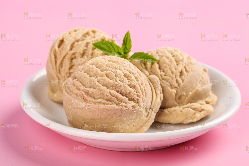 盘子里的奶油冰淇淋