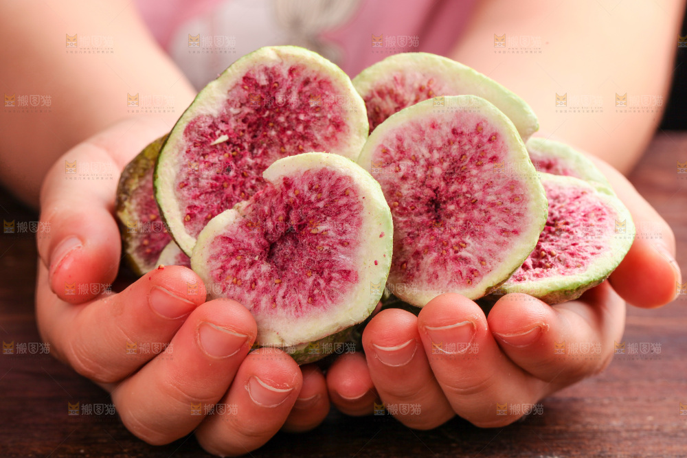 手里捧着无花果干