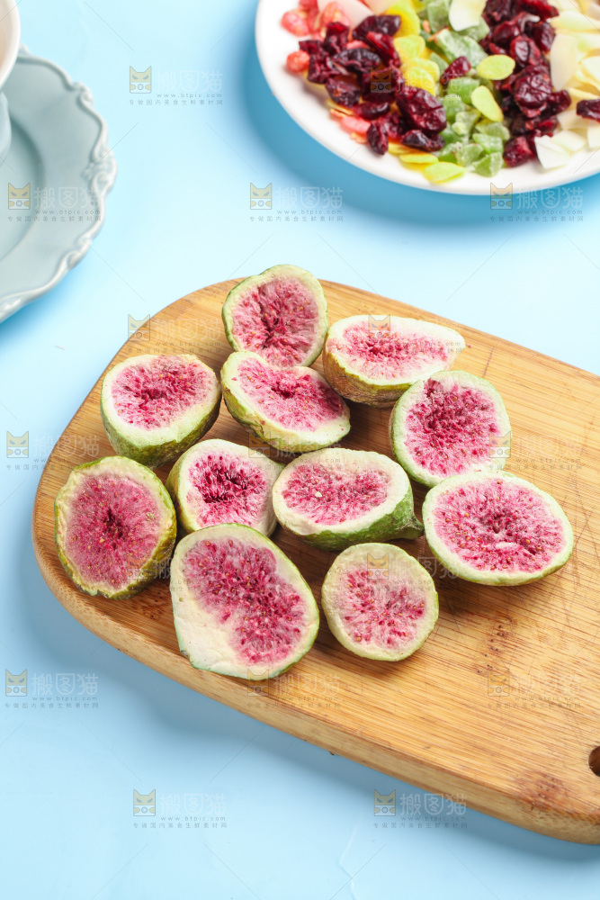 木板上的无花果冻干