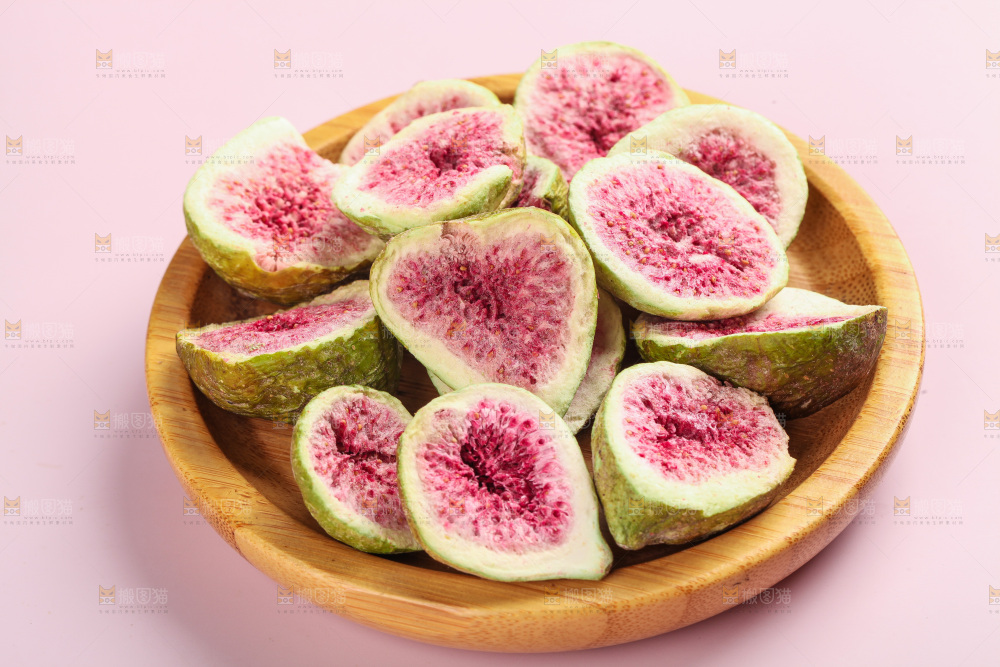 浅底上的一碗新疆无花果干
