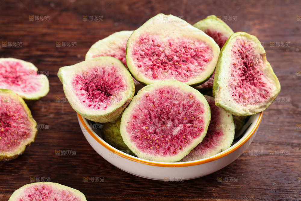 木底上的一碗冻干无花果