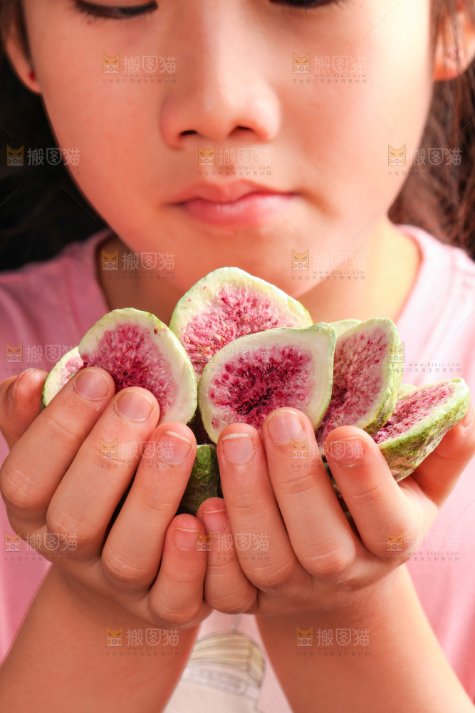 女孩手里捧着无花果干