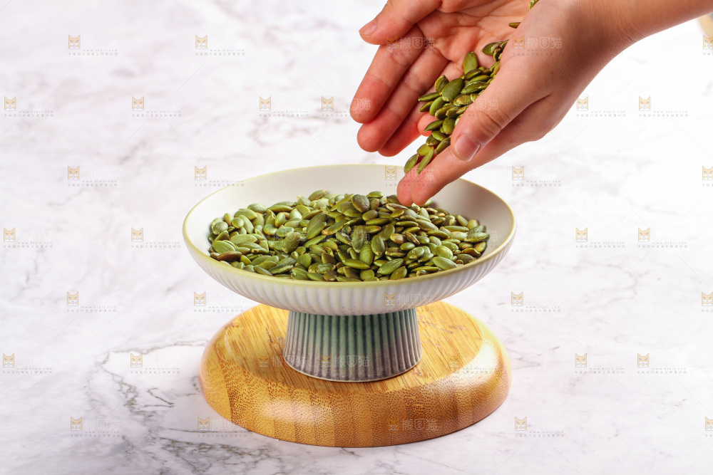 盘子里的纸皮南瓜子