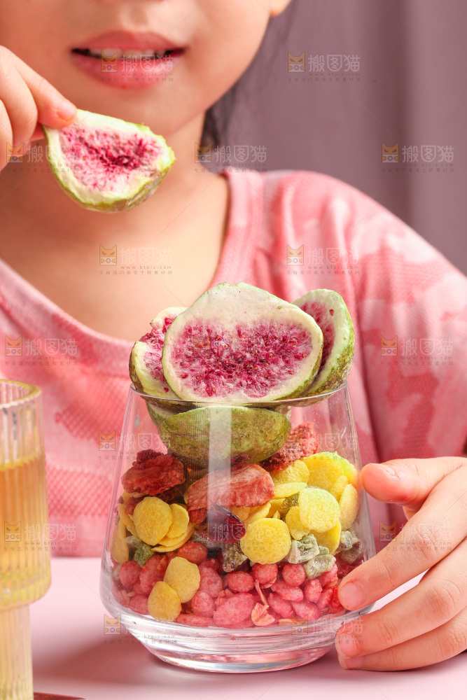 女孩手里拿着无花果冻干
