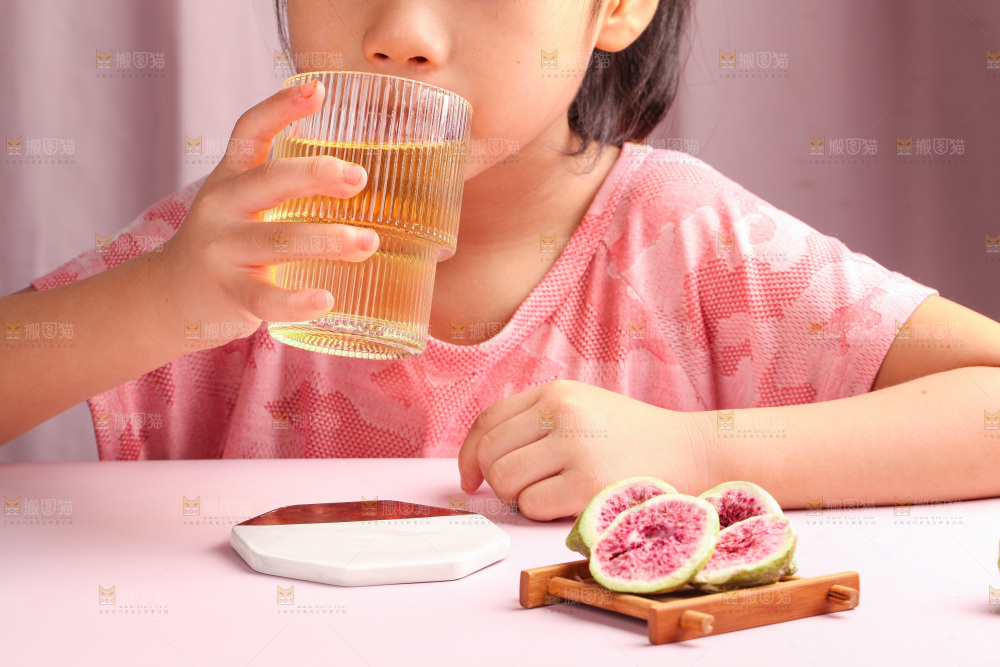 桌子上的无花果干