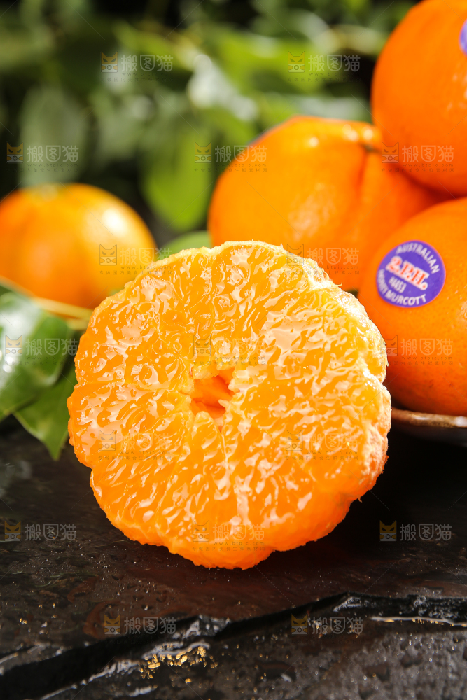 黑石板上放着的澳柑果肉