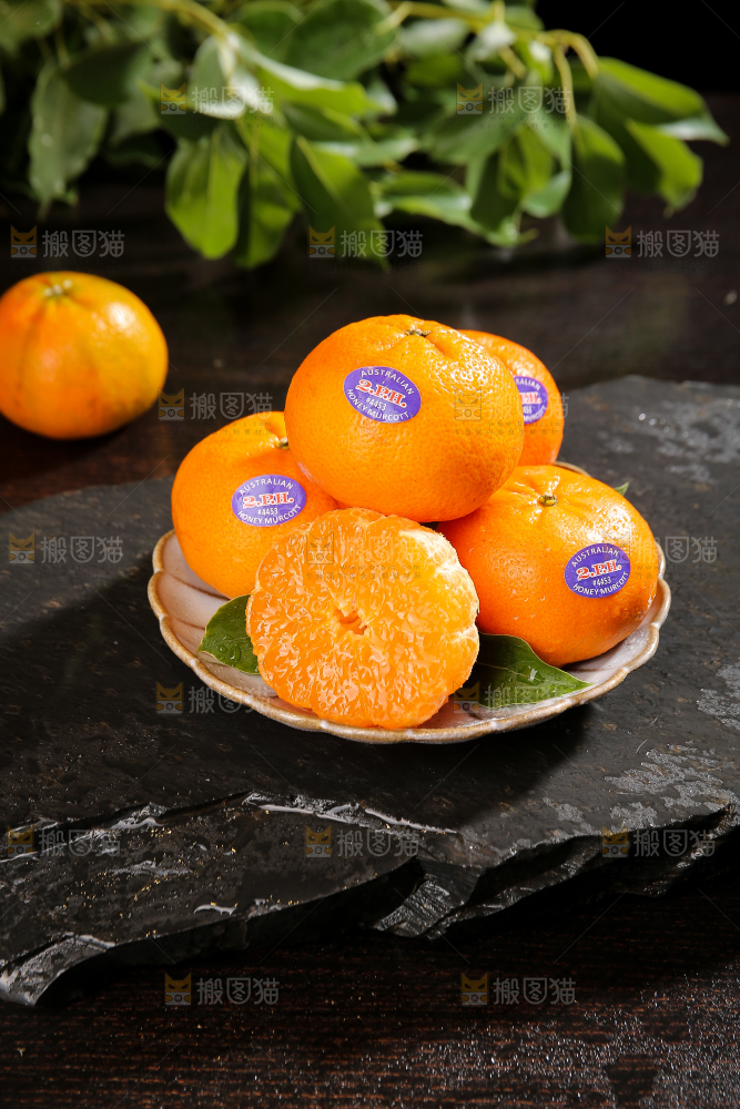 黑石板上的一盘澳柑