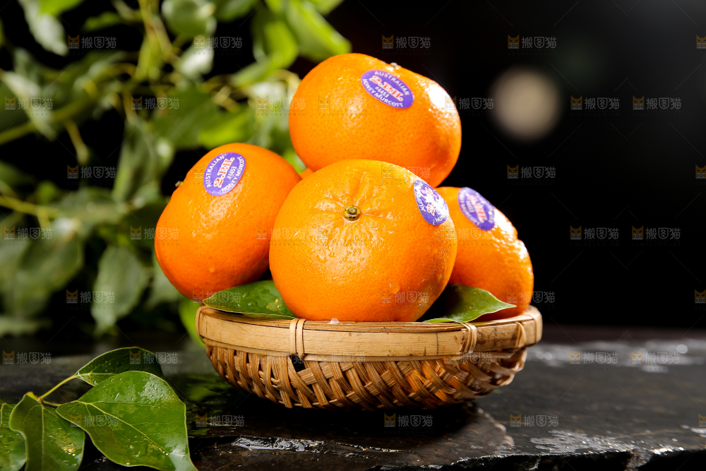 黑底上的一篮新鲜澳柑
