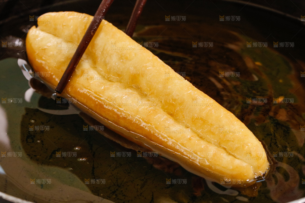 筷子上夹着油条