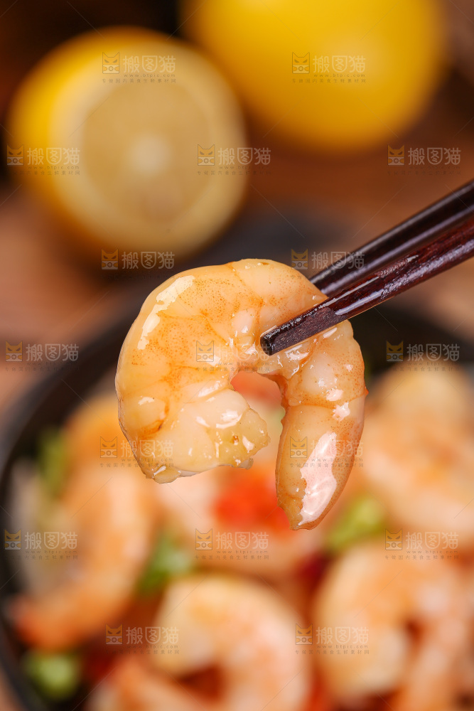 筷子上夹着大虾仁