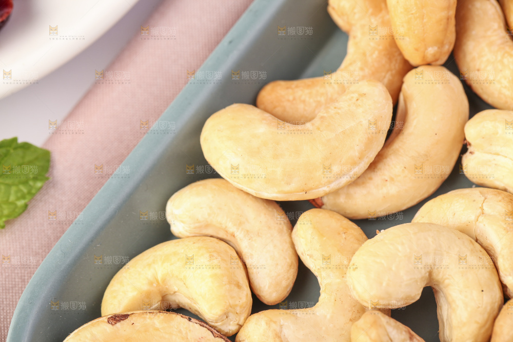 盘子里的腰果仁