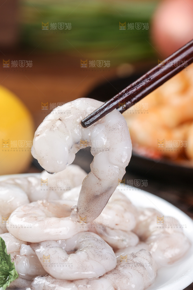 筷子上夹着大虾仁