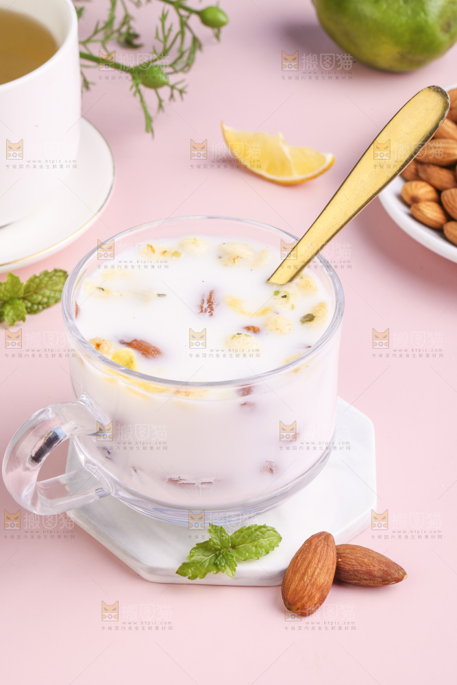 杯子里的牛奶燕麦坚果