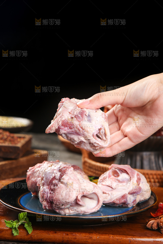 手里拿着猪脆骨肉