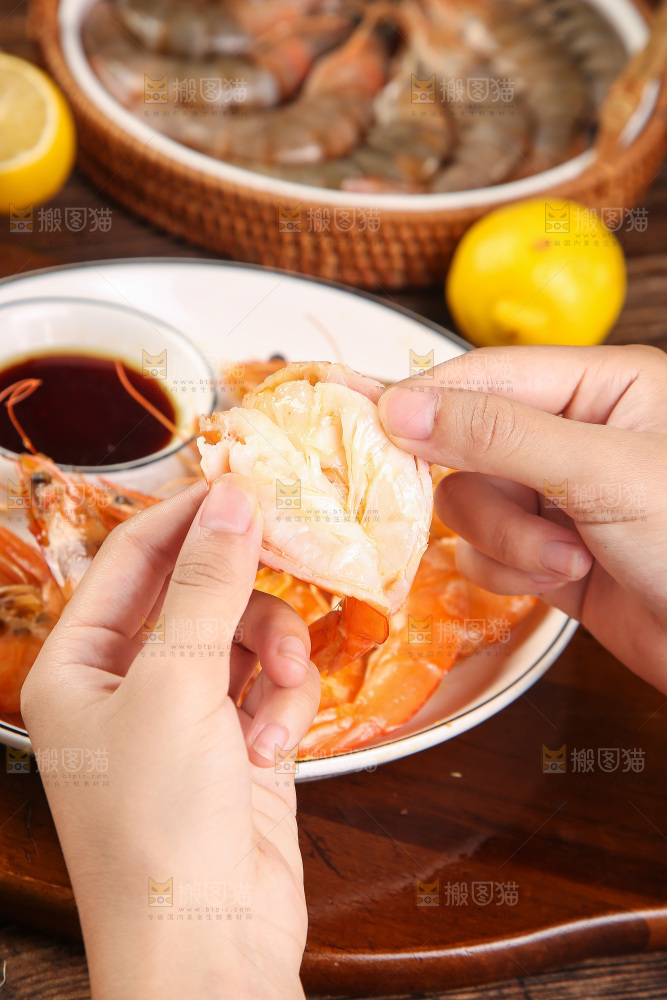手里拿着剥开的虾肉