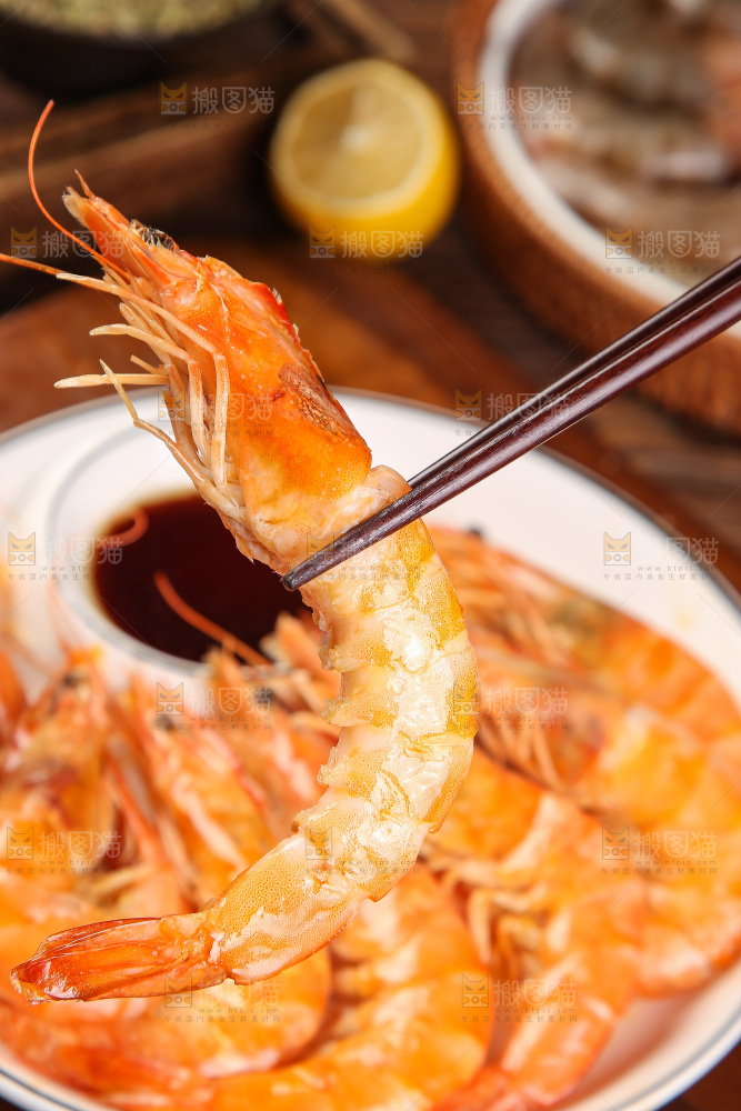 筷子上夹着清蒸大虾