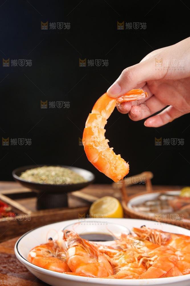 手里拿着白灼大虾