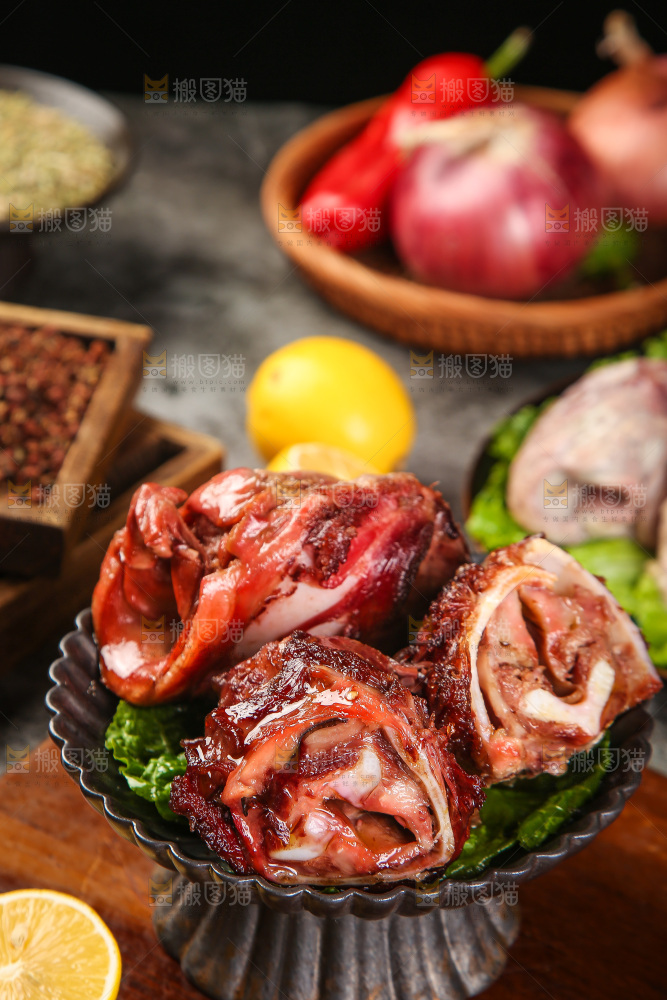 盘子里的酱香脆骨肉