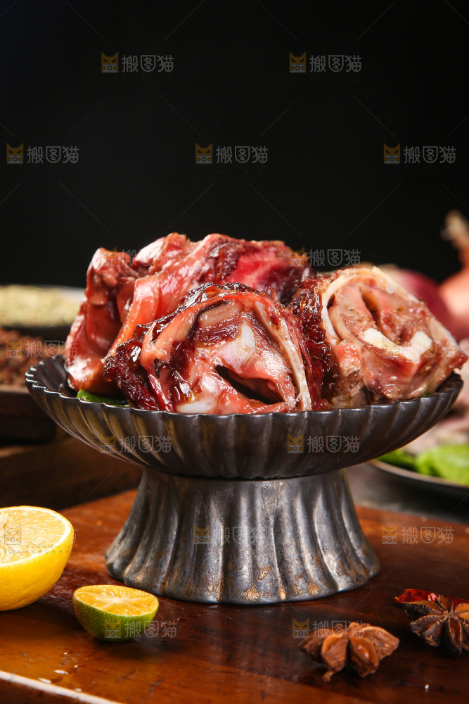 盘子里的酱香脆骨肉