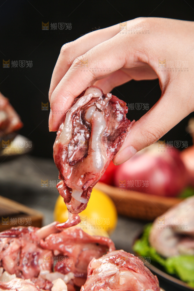 手里拿着水煮脆骨肉