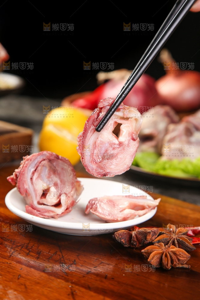 筷子上夹着脆骨肉片