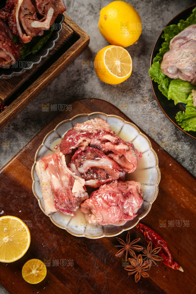 盘子里的煮脆骨肉