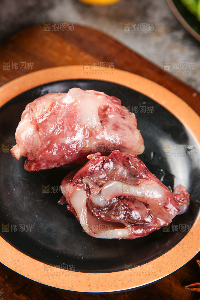 盘子里的煮脆骨肉