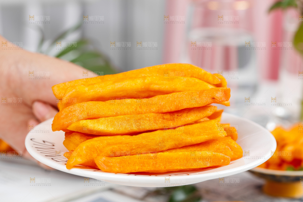 手端着一盘红薯条