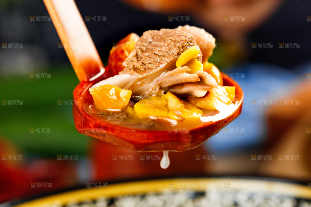 勺子里舀着板栗炖鸡