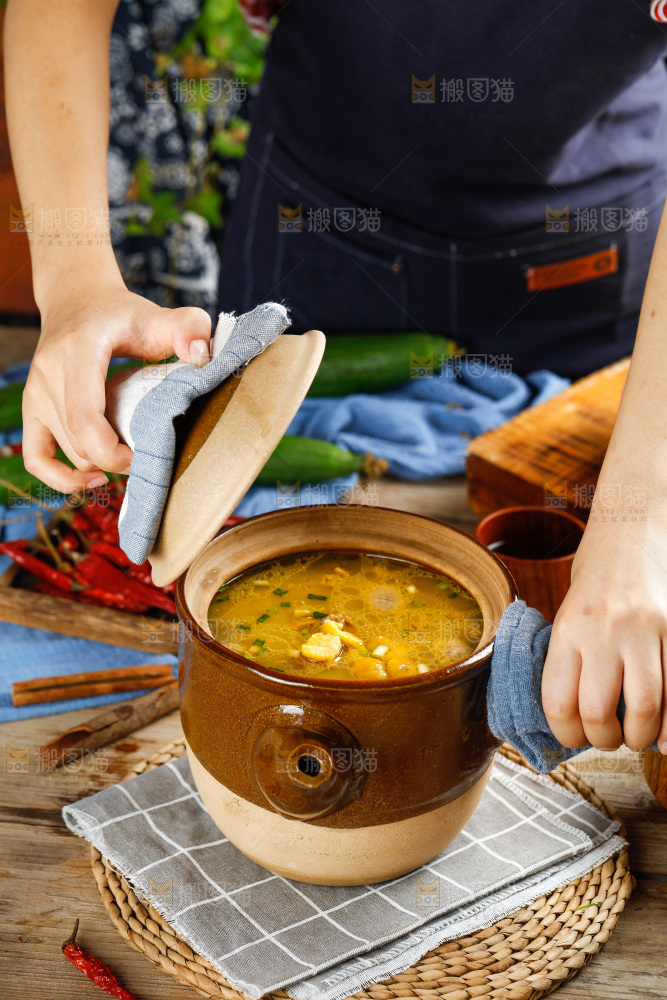 手拿着瓦罐里的板栗鸡汤