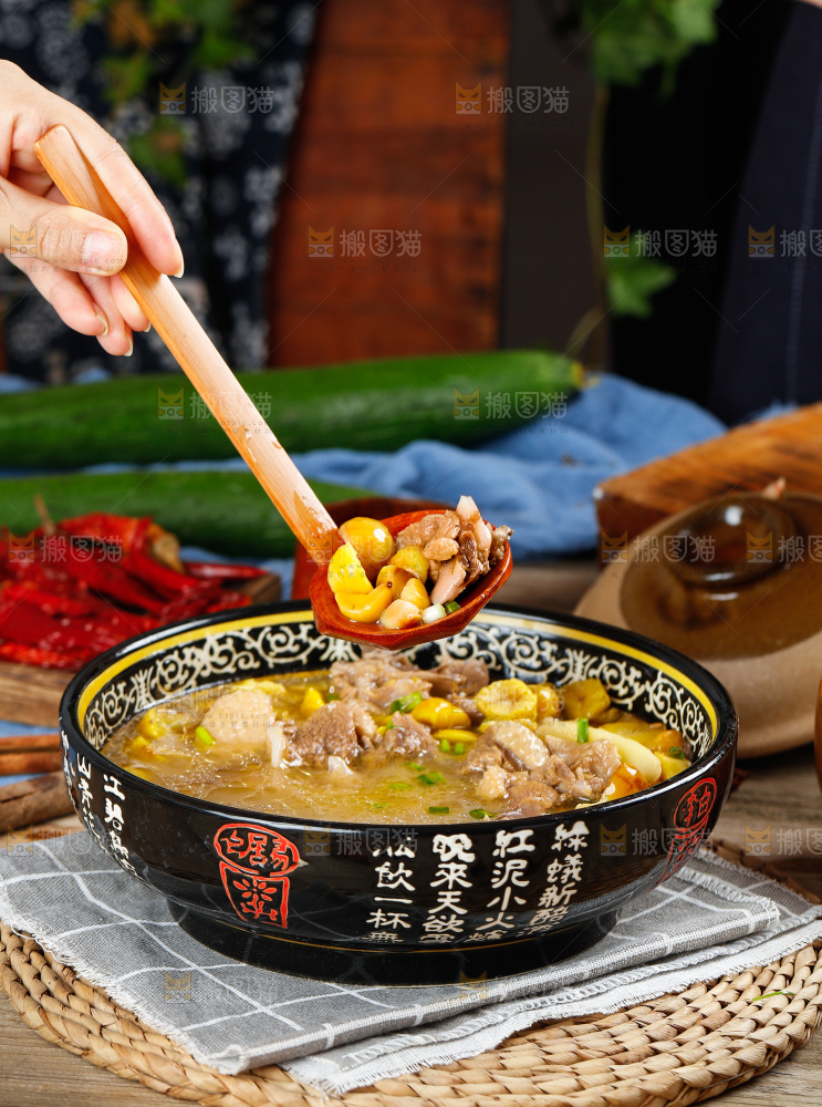 勺子里舀着板栗炖鸡
