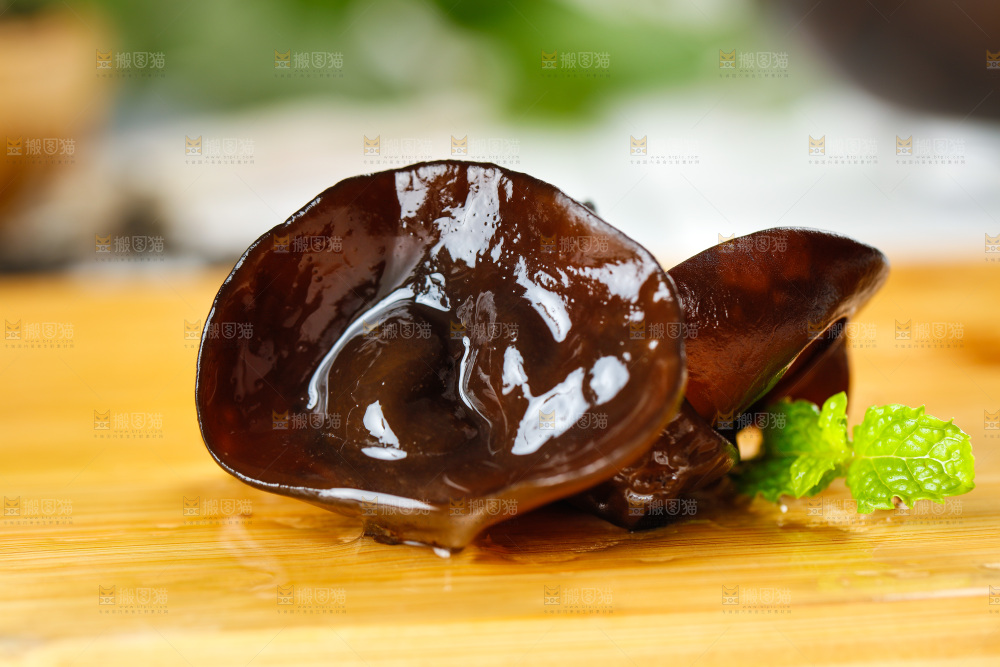 木板上放着黑木耳