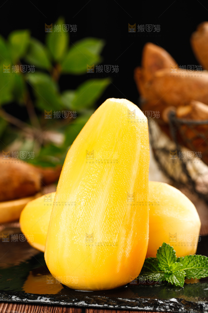 黑石板上的黄心雪莲果