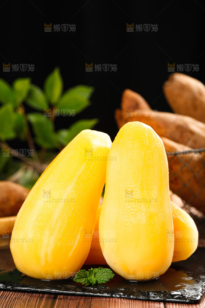 黑石板上的黄心雪莲果