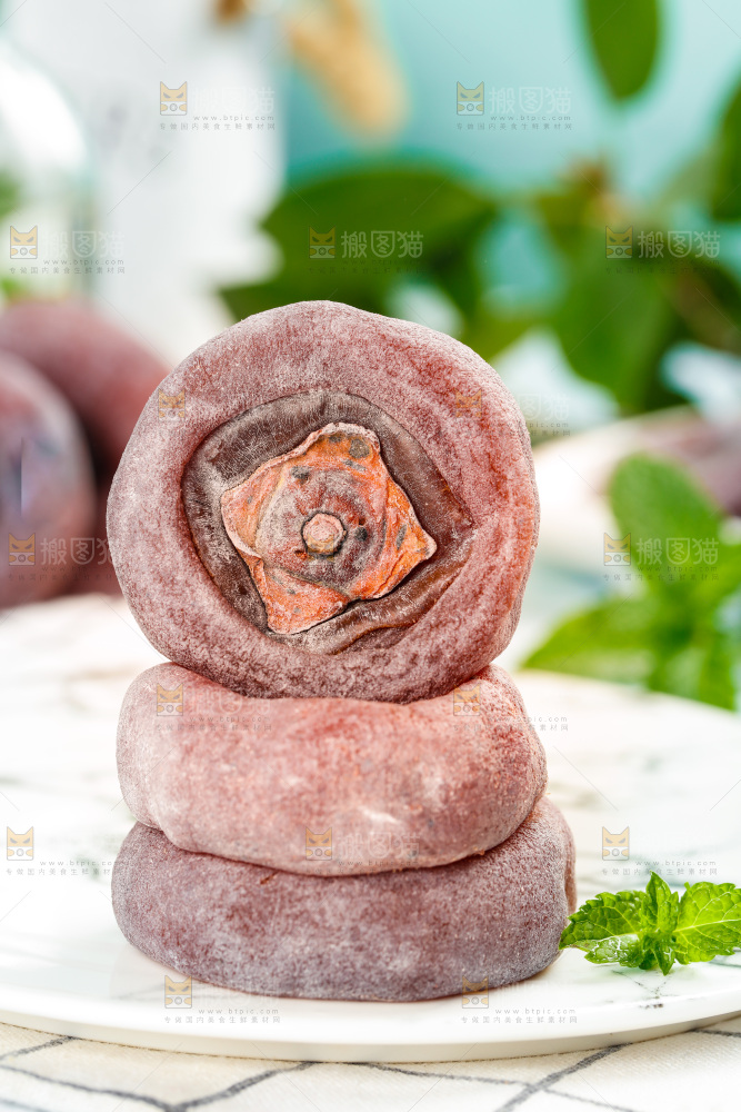 盘子里的圆柿饼