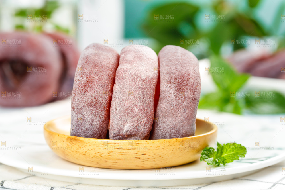 木盘里放着的霜降柿饼