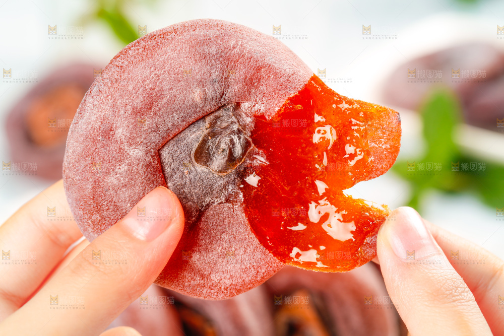 手里拿着流心柿饼