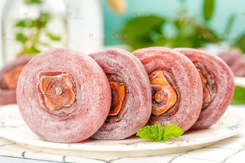 盘子里放着的霜降柿饼