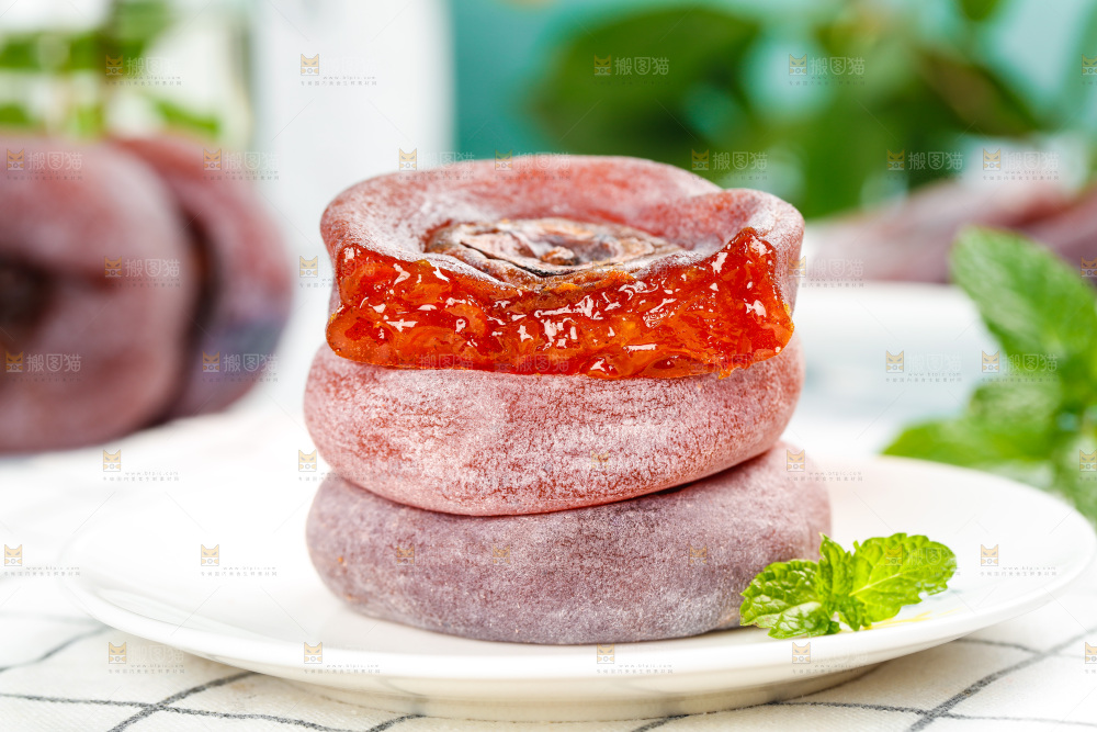 盘子里放着的霜降柿饼
