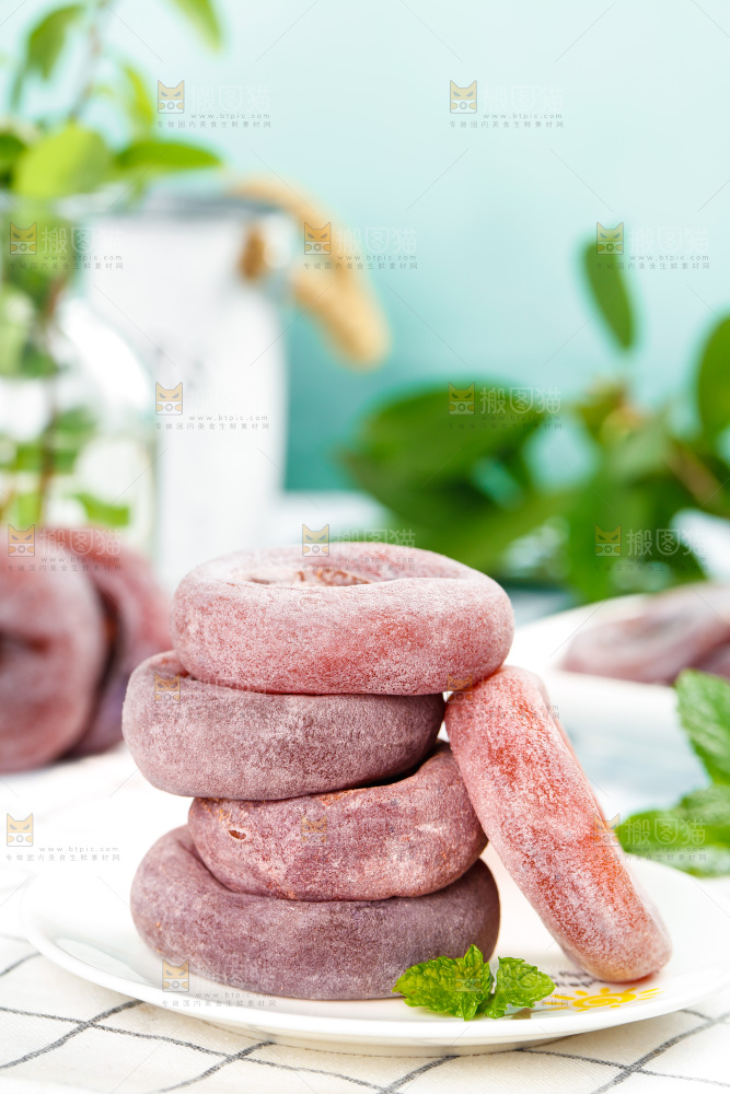 盘子里放着的霜降柿饼