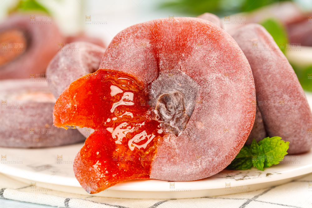 盘子里放着的流心柿饼